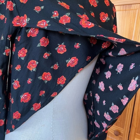 NWOT Volcom Medium Long Sleeve Roses Shirt Cutout Asymmetrical Back - Picture 5 of 10